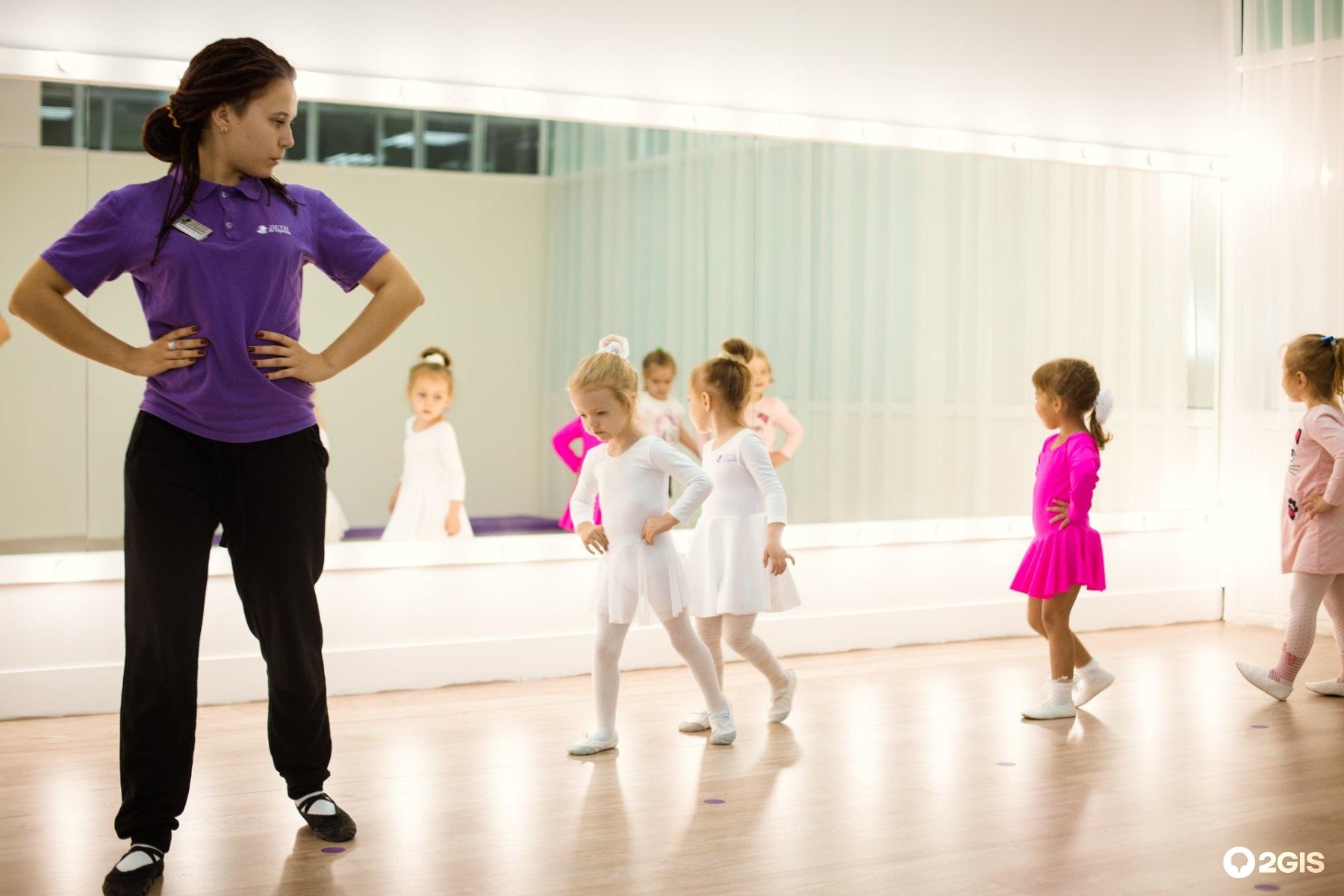 Qué beneficios tienen las clases de danza en inglés para niños en Castelldefels