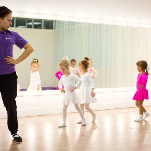 Qué beneficios tienen las clases de danza en inglés para niños en Castelldefels